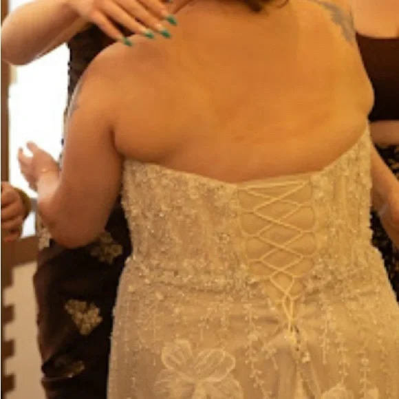 Elegant Strapless Floral Wedding Gown - Picture 5 of 5